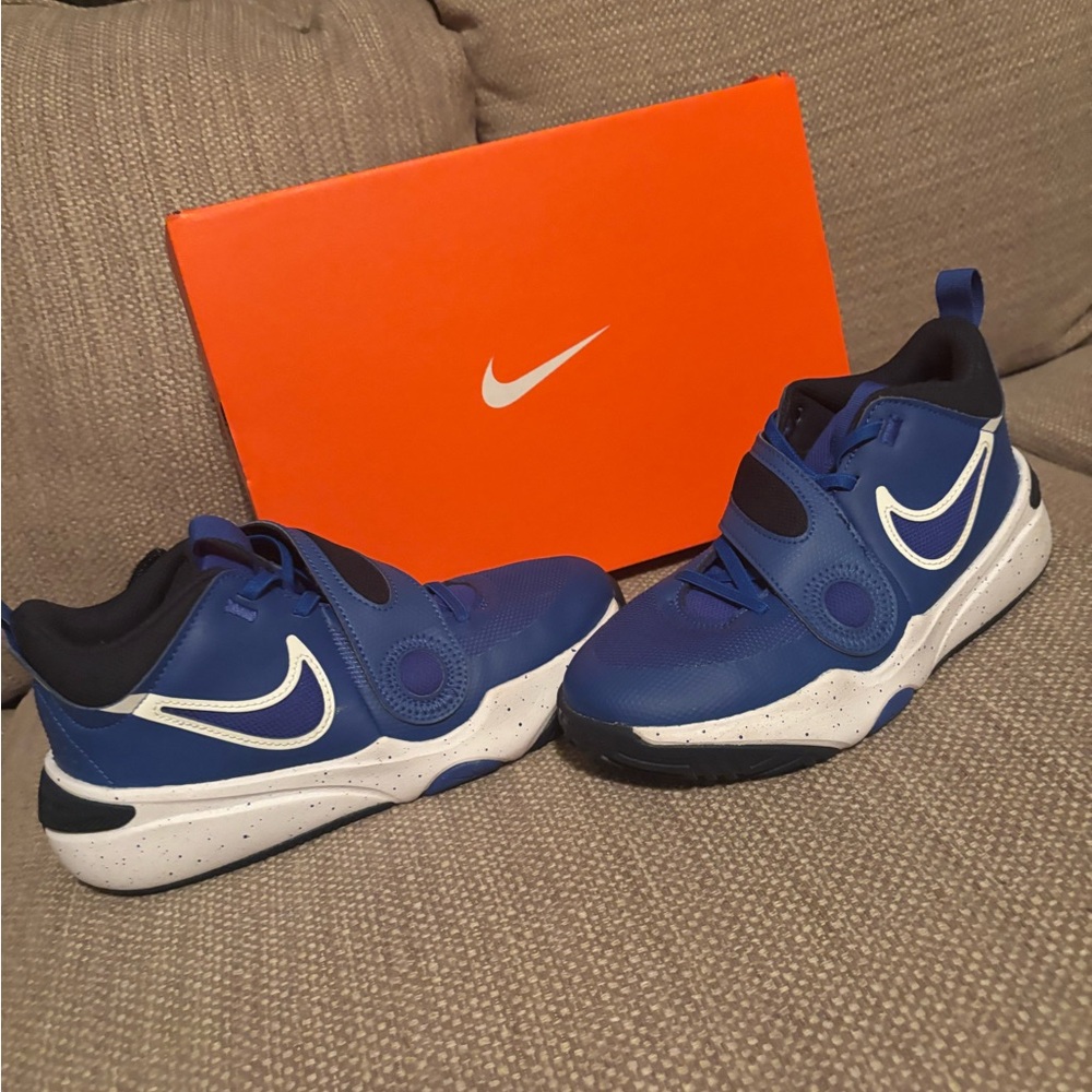 Nike Kids Team Hustle D11 Blue and White Basketball Shoes 🏀